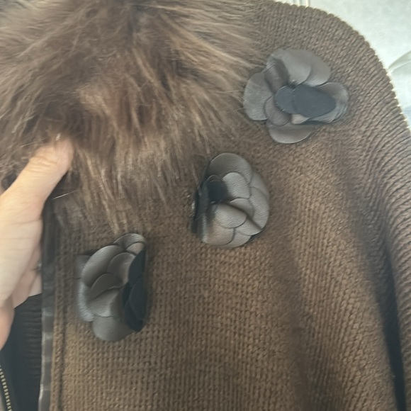 Luxe by Irina Poncho - Picture 4 of 8